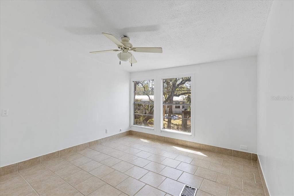 Empty room, Interior