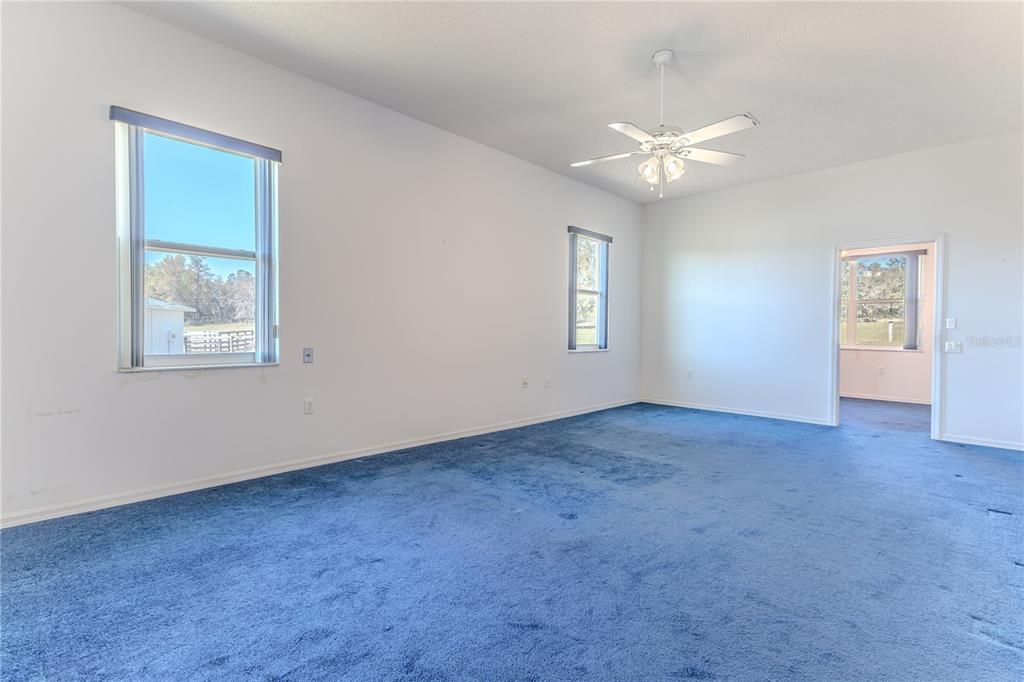 Empty room, Interior