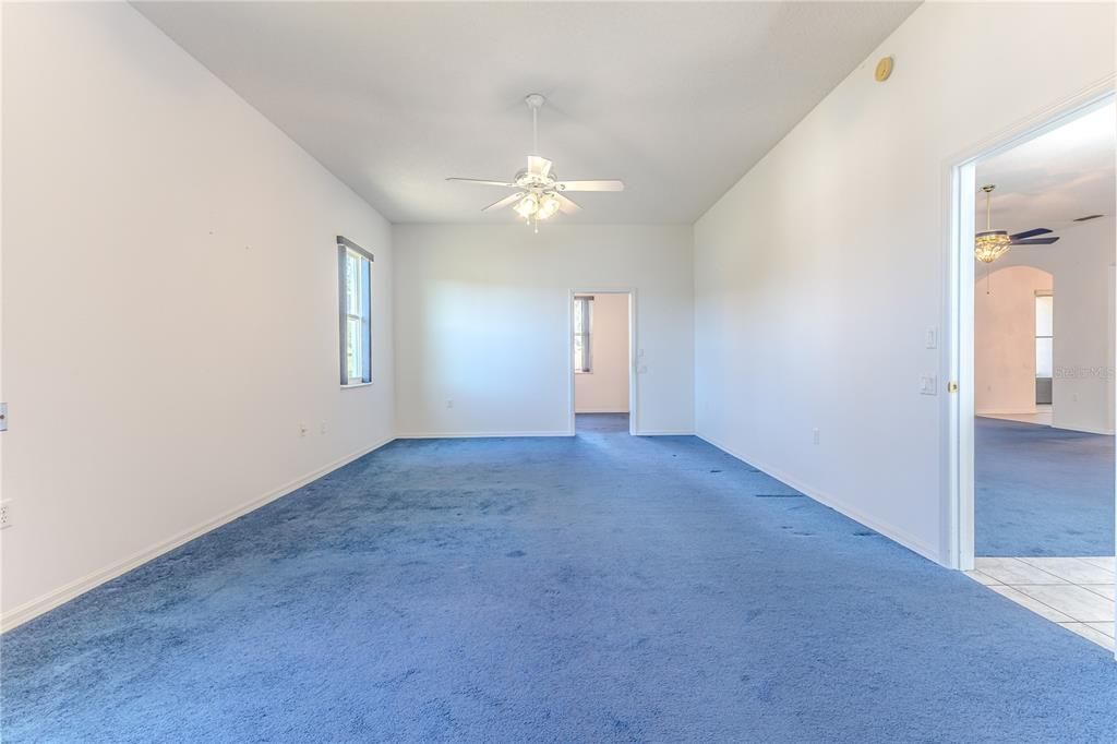 Empty room, Interior