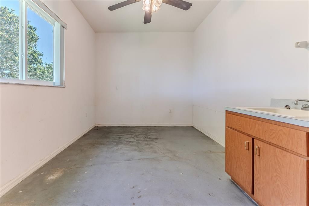 Empty room, Interior