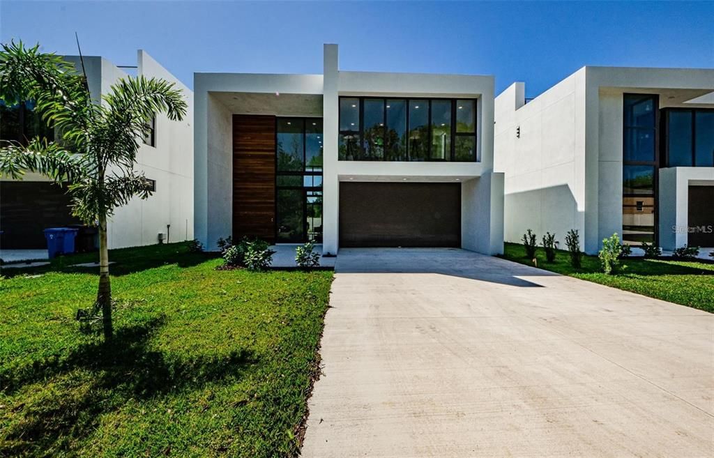 Attached, Backyard, Exterior, Facade, Modern