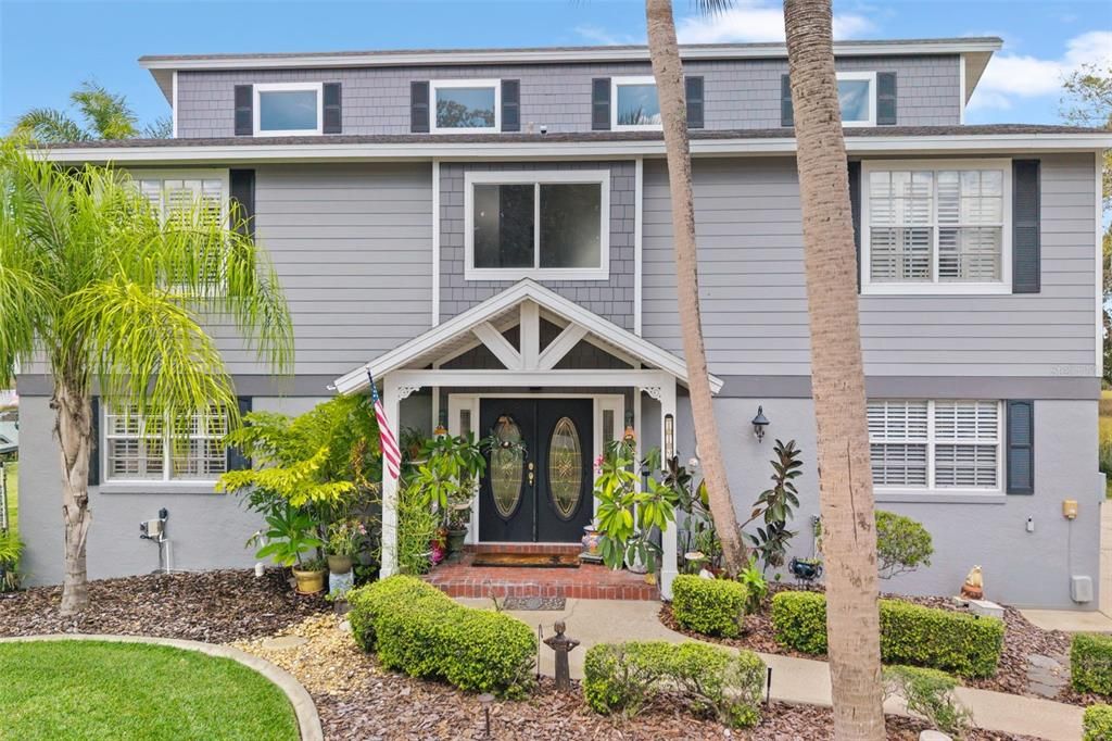 Exterior, Facade, Raised Ranch