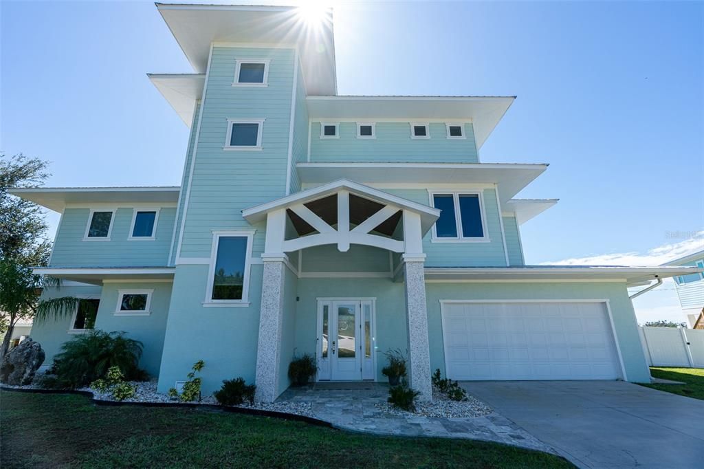 Attached, Exterior, Facade, American Craftsman