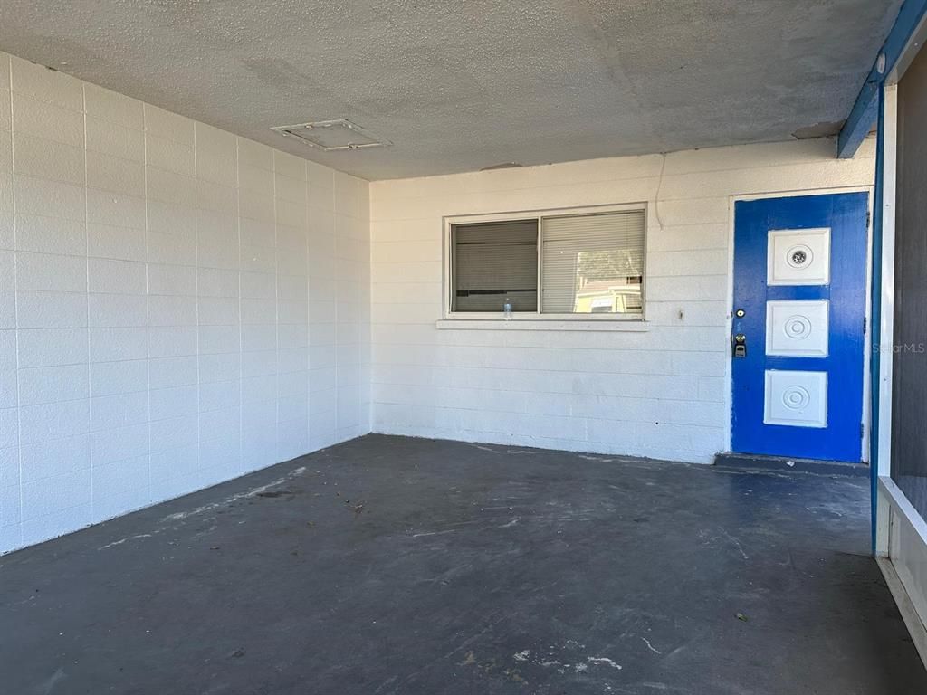 Empty room, Interior