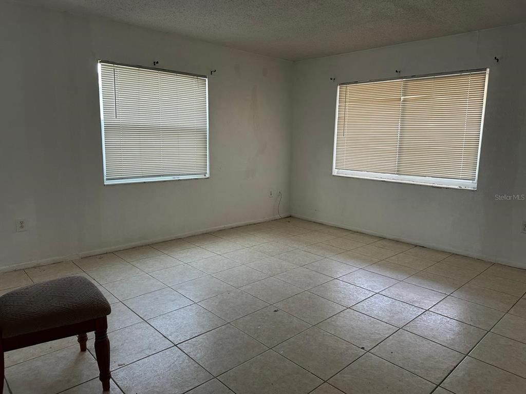 Empty room, Interior