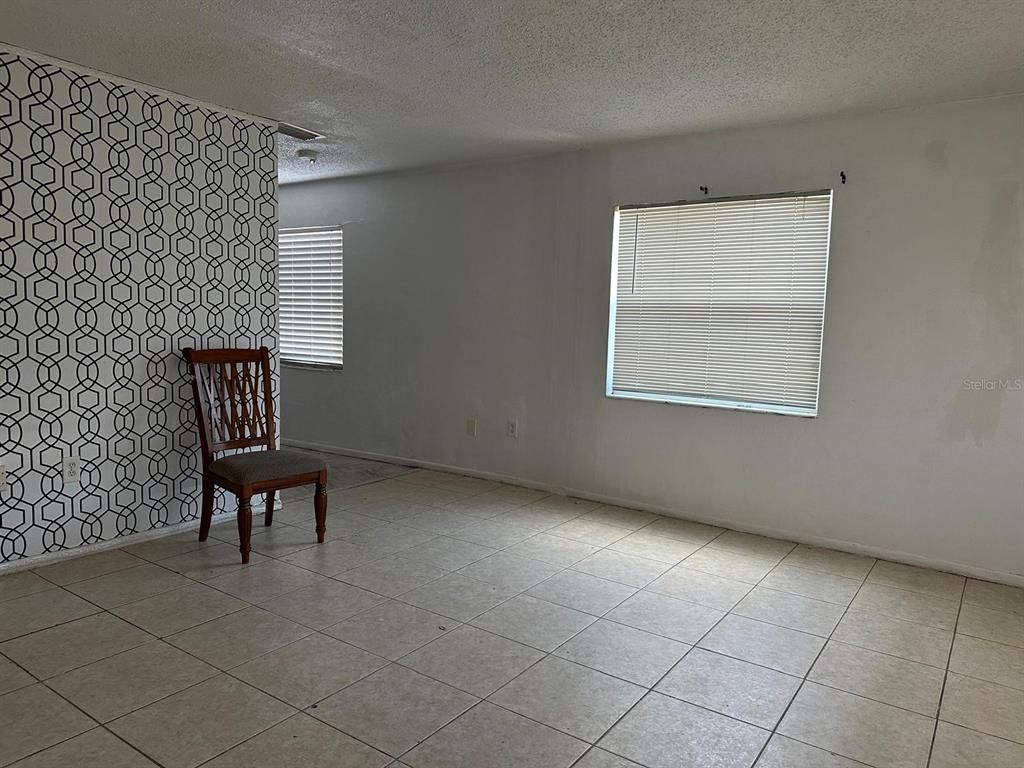 Empty room, Interior