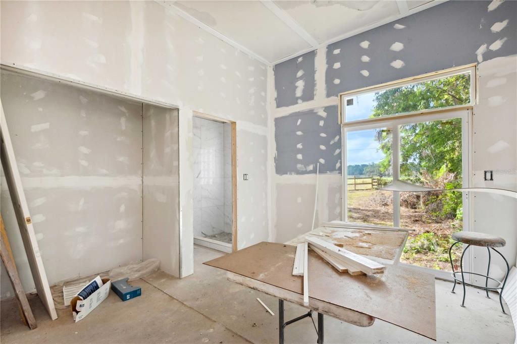 Empty room, Interior