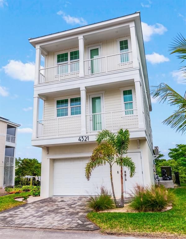 Attached, Exterior, Facade, Rowhouse