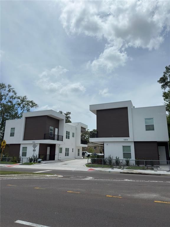 Exterior, Facade, Modern