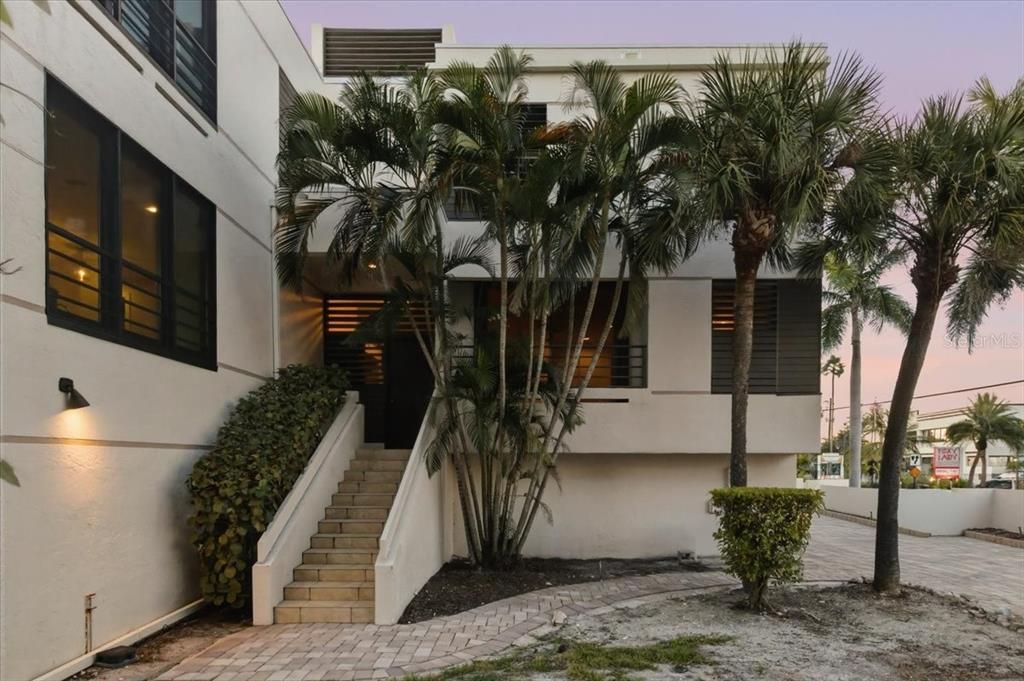 Exterior, Facade, Modern