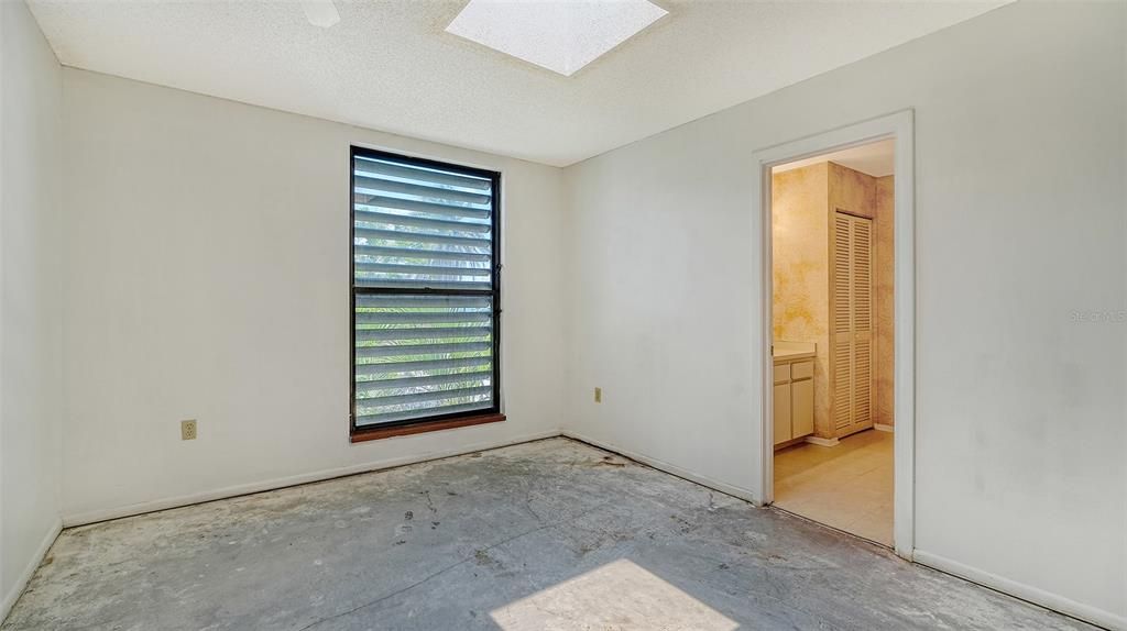 Empty room, Interior