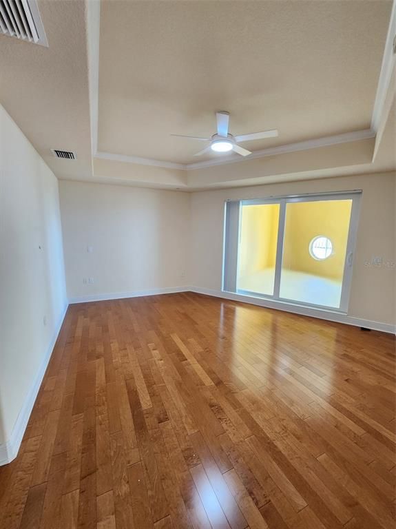 Empty room, Interior, Recessed Lighting, Wood Texture Flooring
