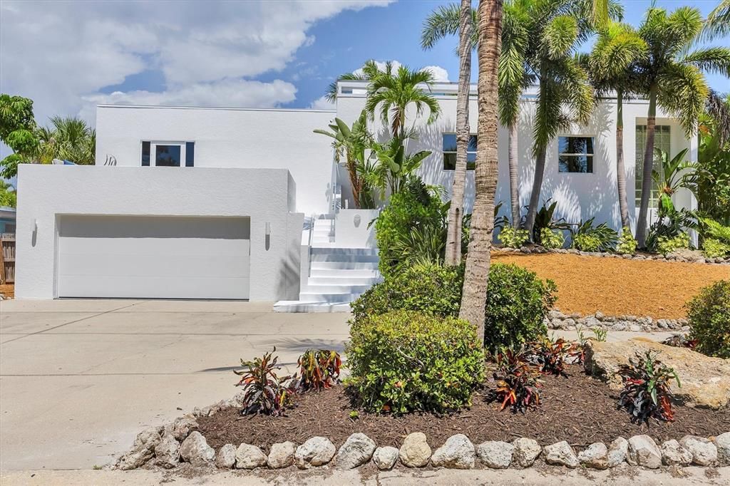 Attached, Exterior, Facade, Modern