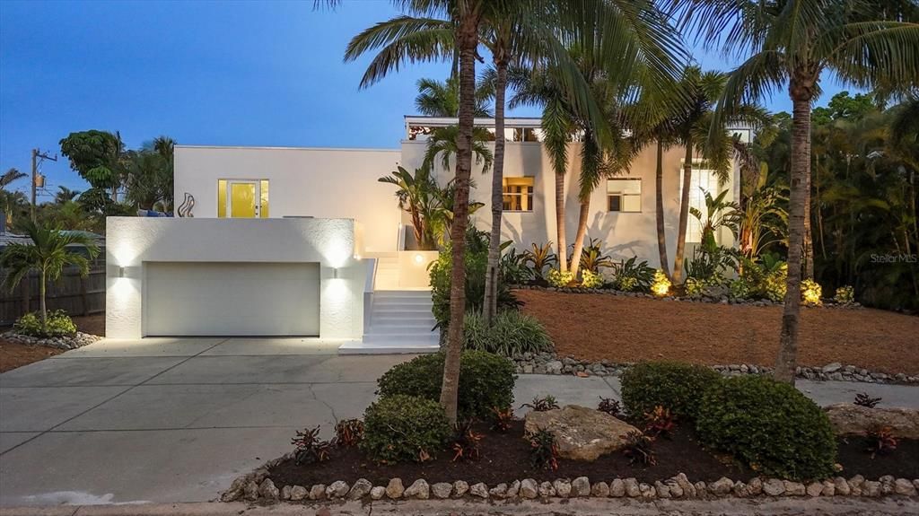 Attached, Exterior, Facade, Modern