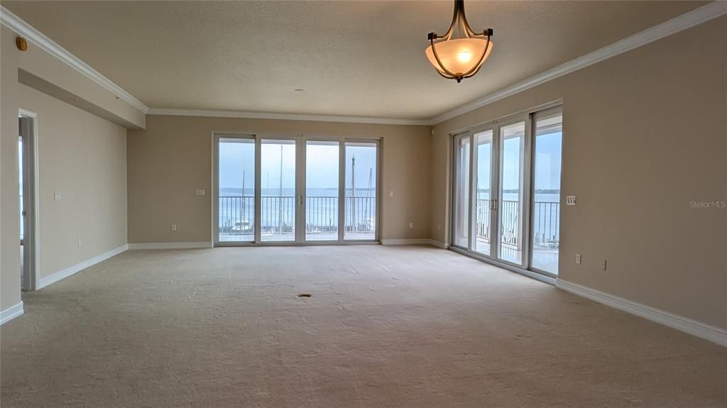 Empty room, Interior