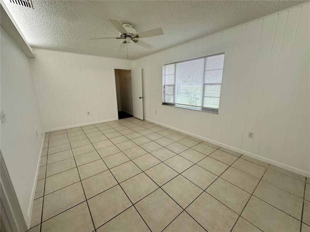 Empty room, Interior