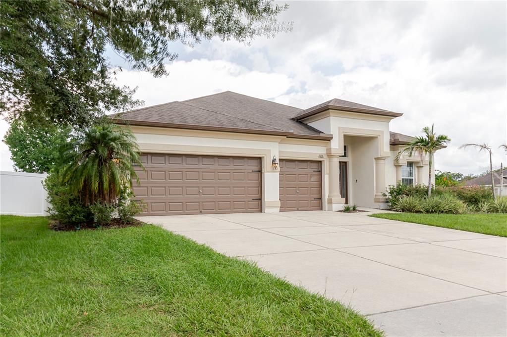 Attached, Exterior, Facade, None