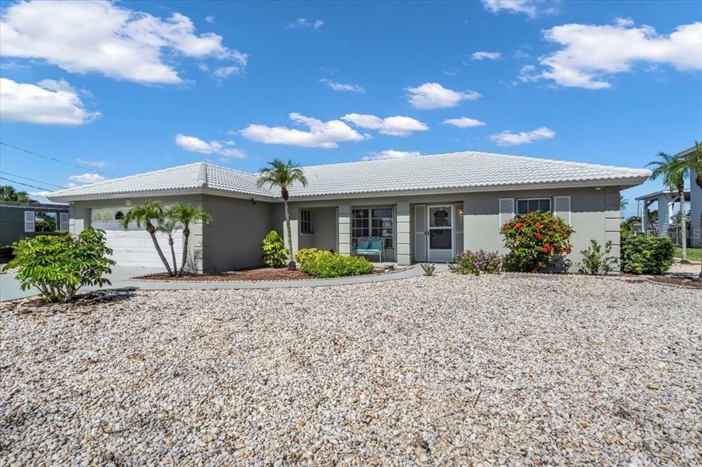 Attached, Exterior, Facade, Ranch