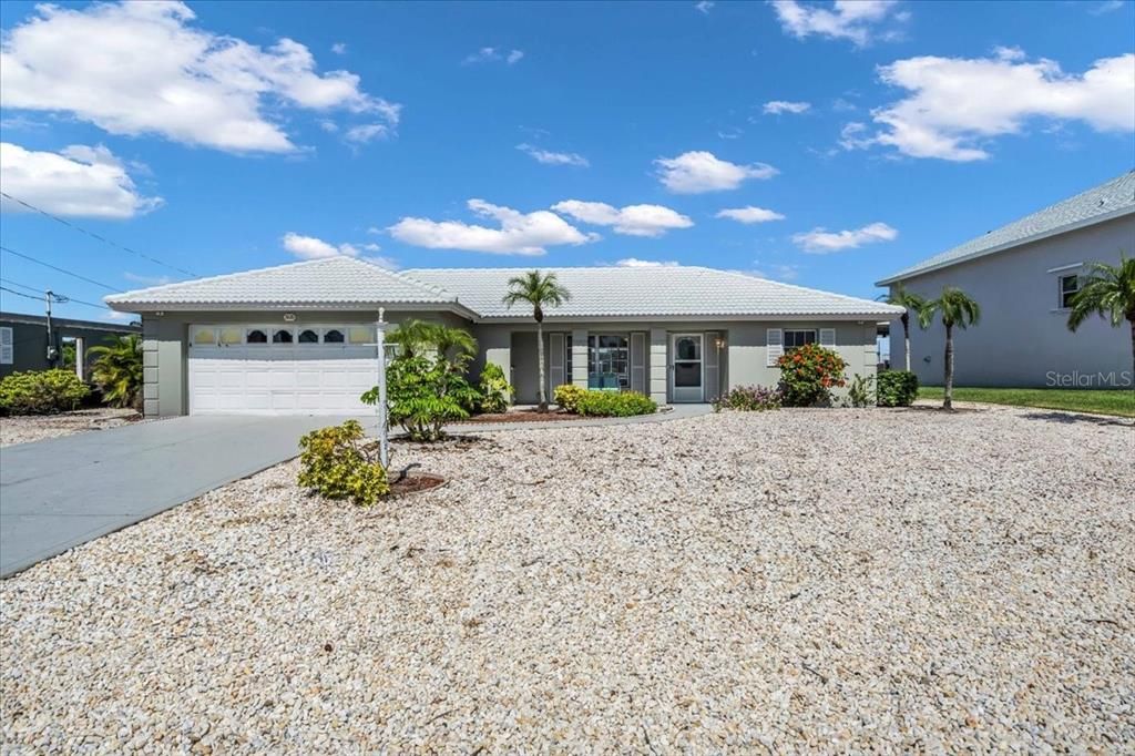 Attached, Exterior, Facade, Ranch