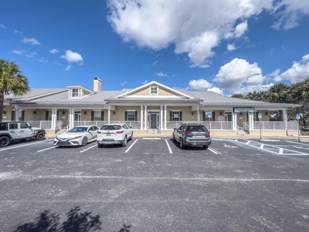 Exterior, Facade, Ranch