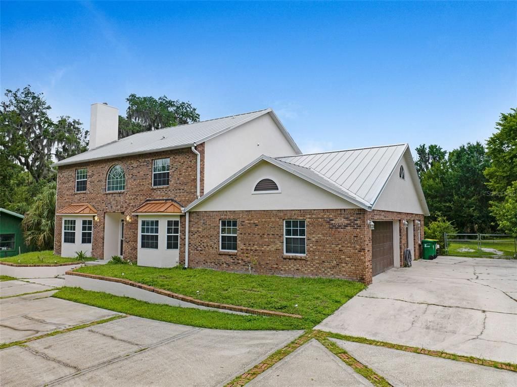 Attached, Exterior, Facade, Brick Facade, Georgian