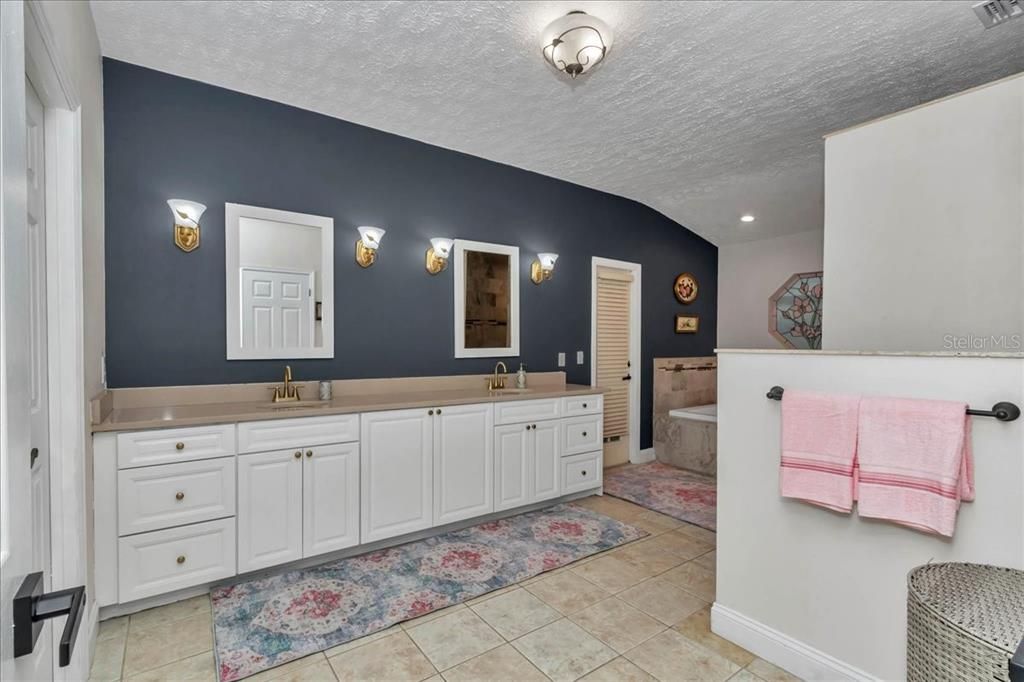 Bathroom, Dual Sink Vanities, Interior, Recessed Lighting