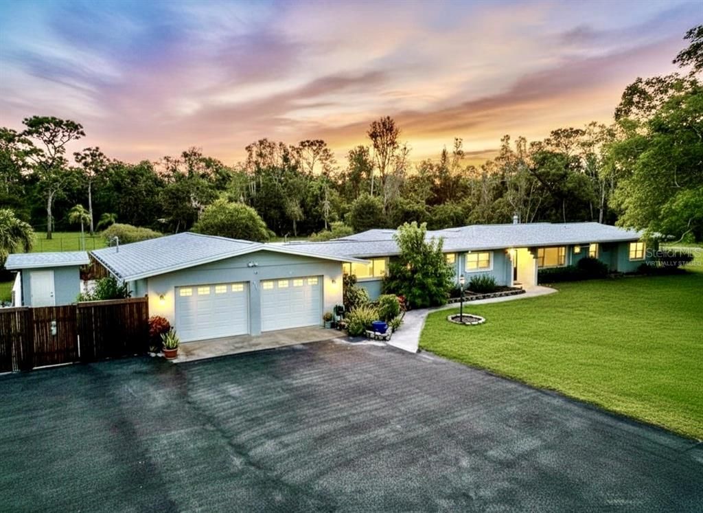 Attached, Exterior, Facade, Ranch