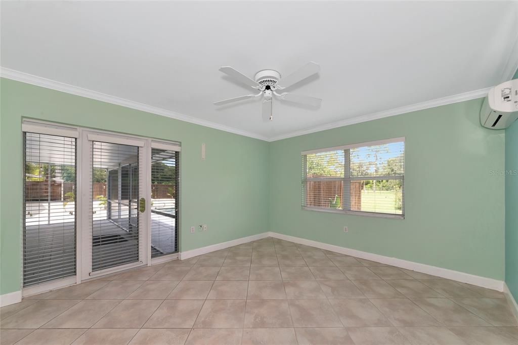 Empty room, Interior