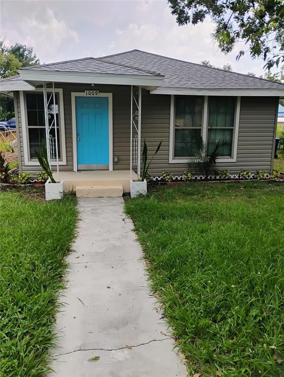 Exterior, Facade, Ranch