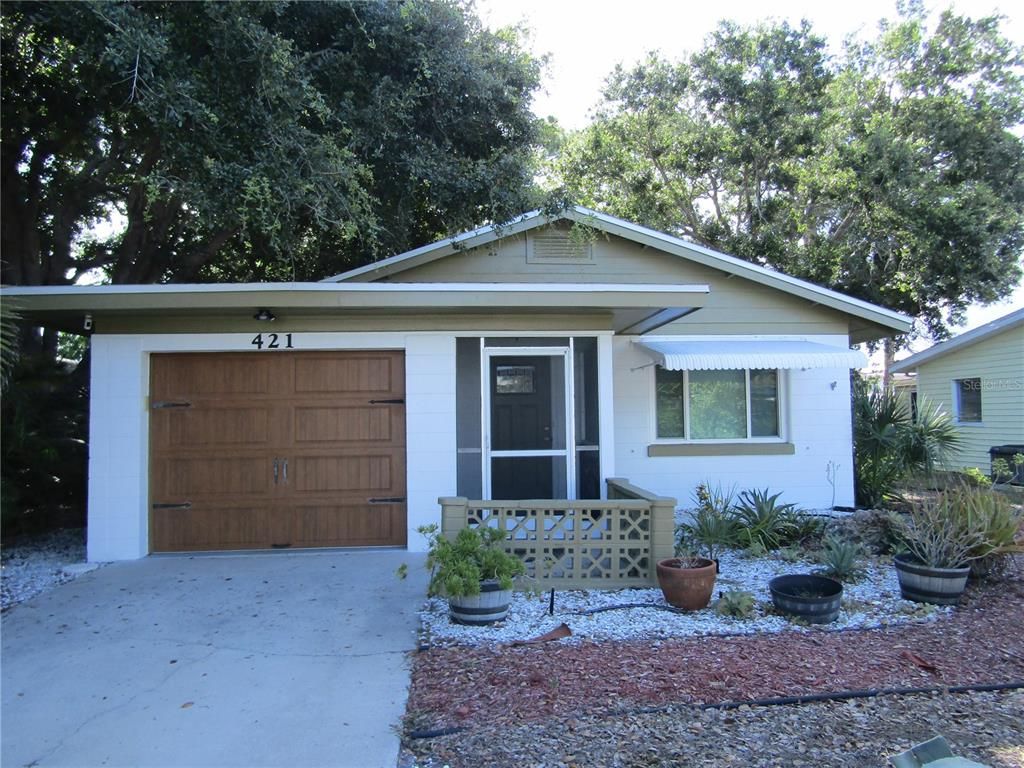 Attached, Exterior, Facade, Ranch