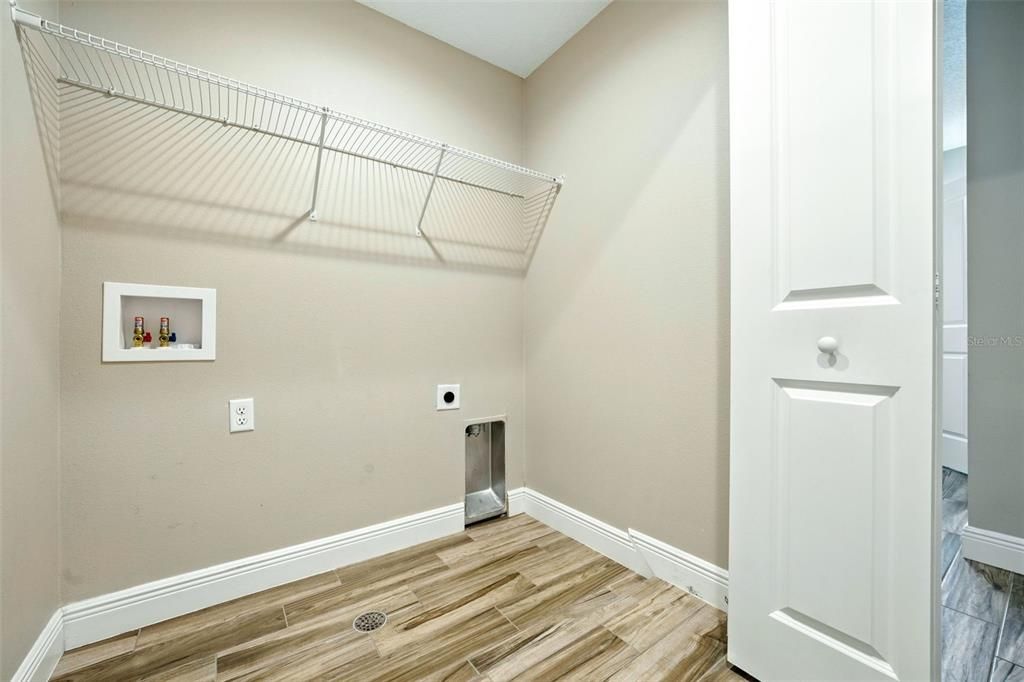 Interior, Walk-in Closets, Wood Texture Flooring
