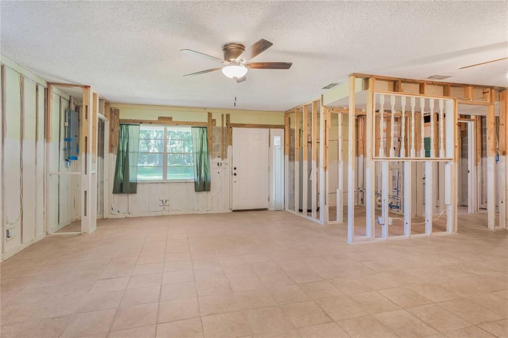 Empty room, Interior