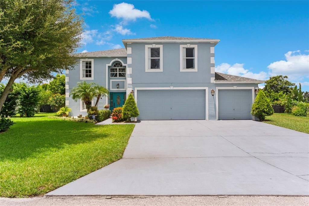 Attached, Exterior, Facade, Split Level