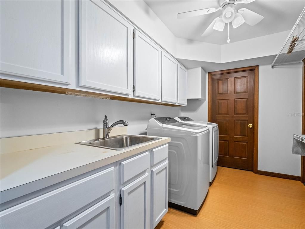 Interior, Washer, Wood Texture Flooring