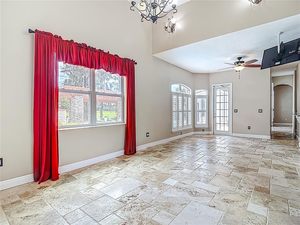 Empty room, Interior