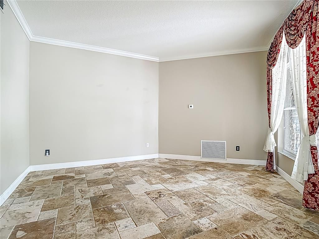 Empty room, Interior