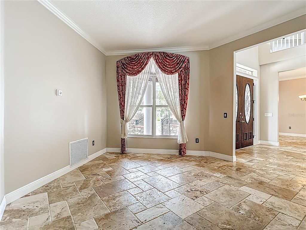 Empty room, Interior