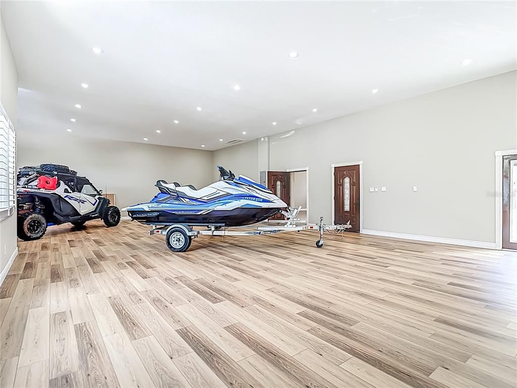 Fitness Equipment, Interior, Recessed Lighting, Wood Texture Flooring