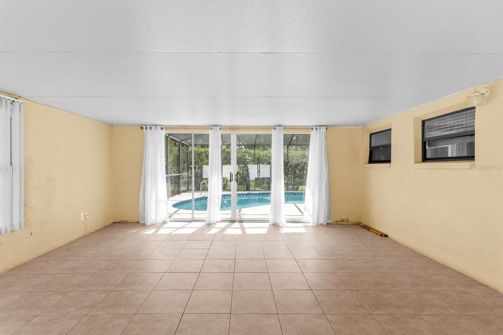 Empty room, Interior