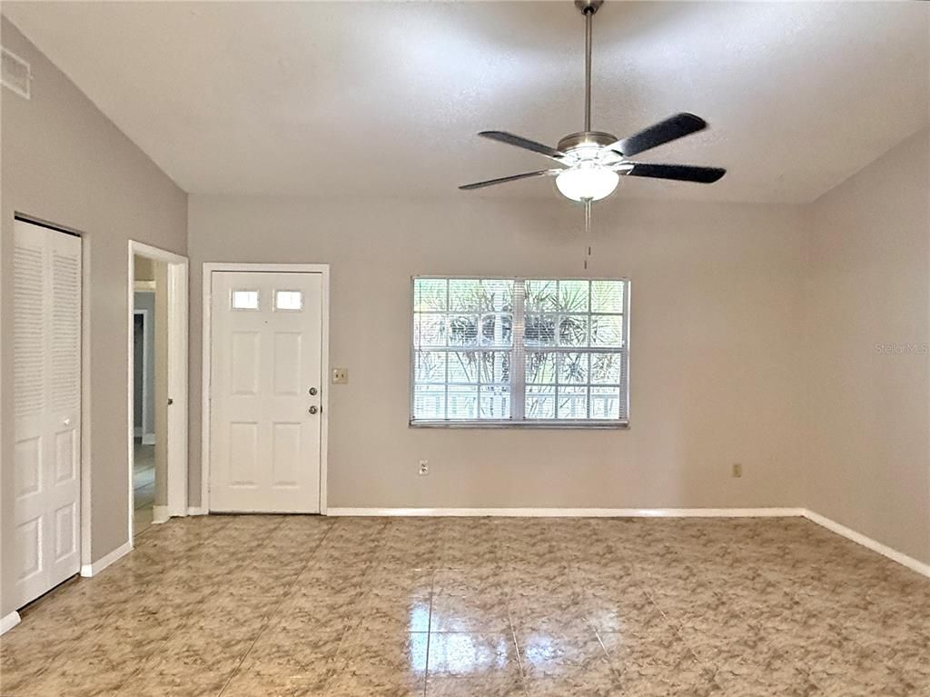 Empty room, Interior