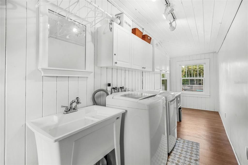 Interior, Washer, Wood Texture Flooring