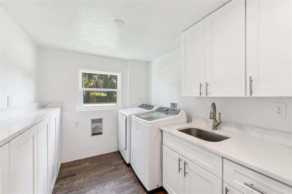 Interior, Washer, Wood Texture Flooring