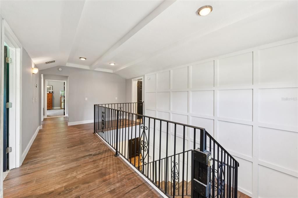 Interior, Recessed Lighting, Wood Texture Flooring