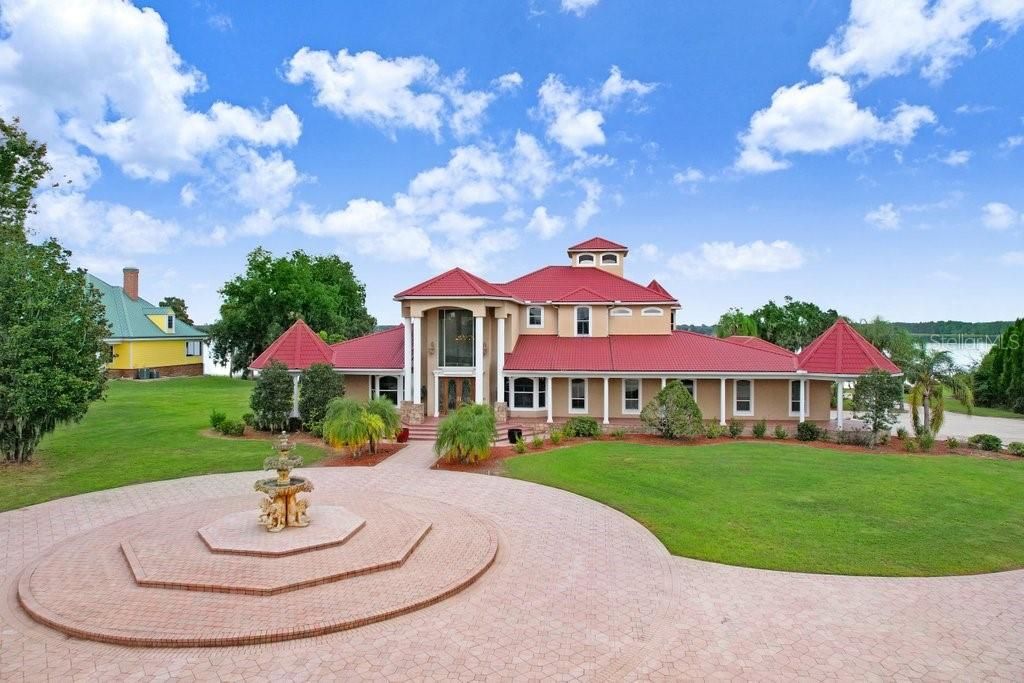 Backyard, Exterior, Facade, Queen Anne Victorian