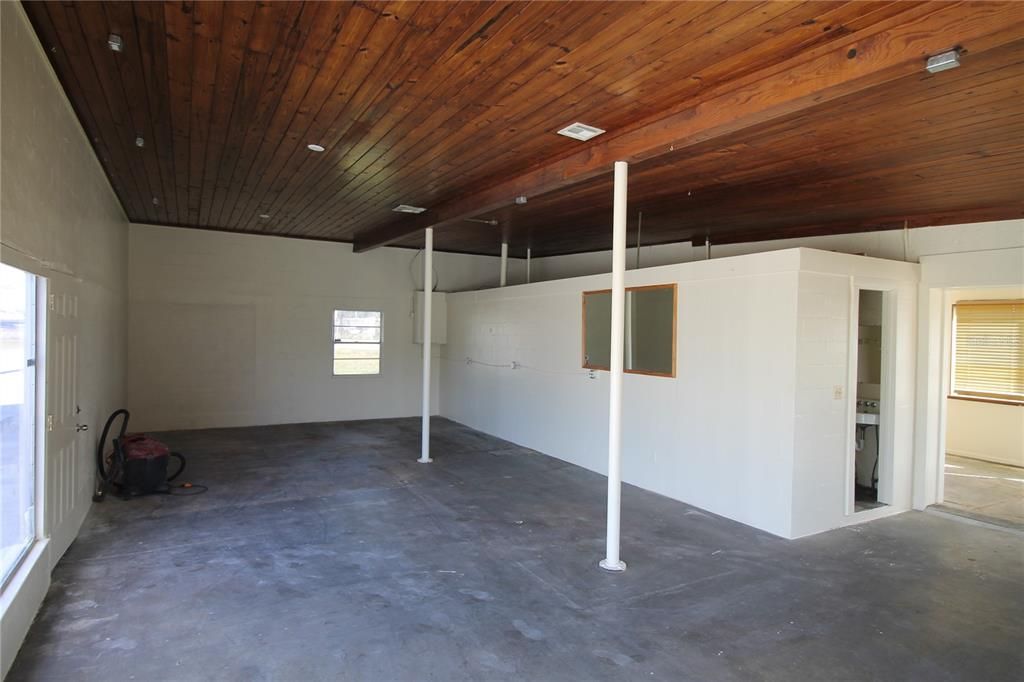 Empty room, Interior, Wooden Ceilings