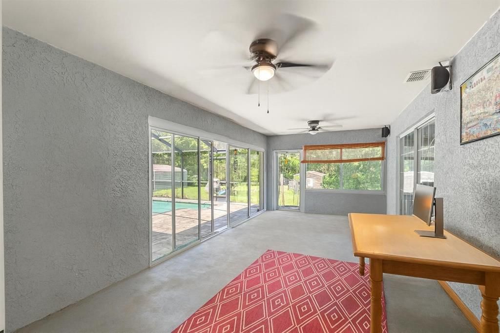 Home Office, Interior