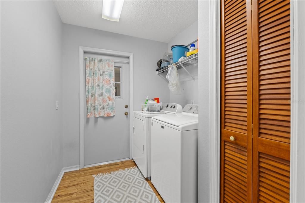 Interior, Washer, Wood Texture Flooring