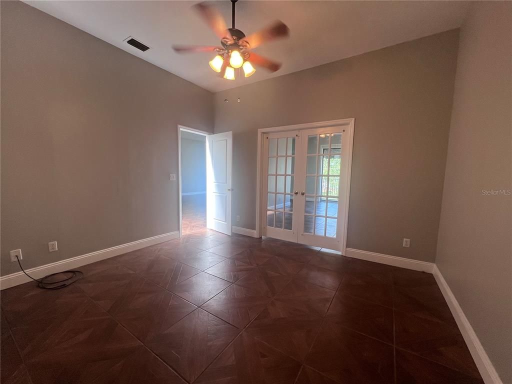 Empty room, Interior