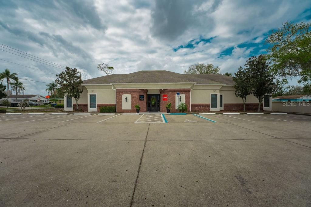 Exterior, Facade, Brick Facade, Ranch