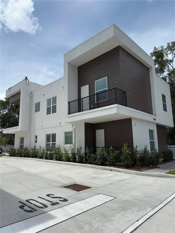 Exterior, Facade, Modern